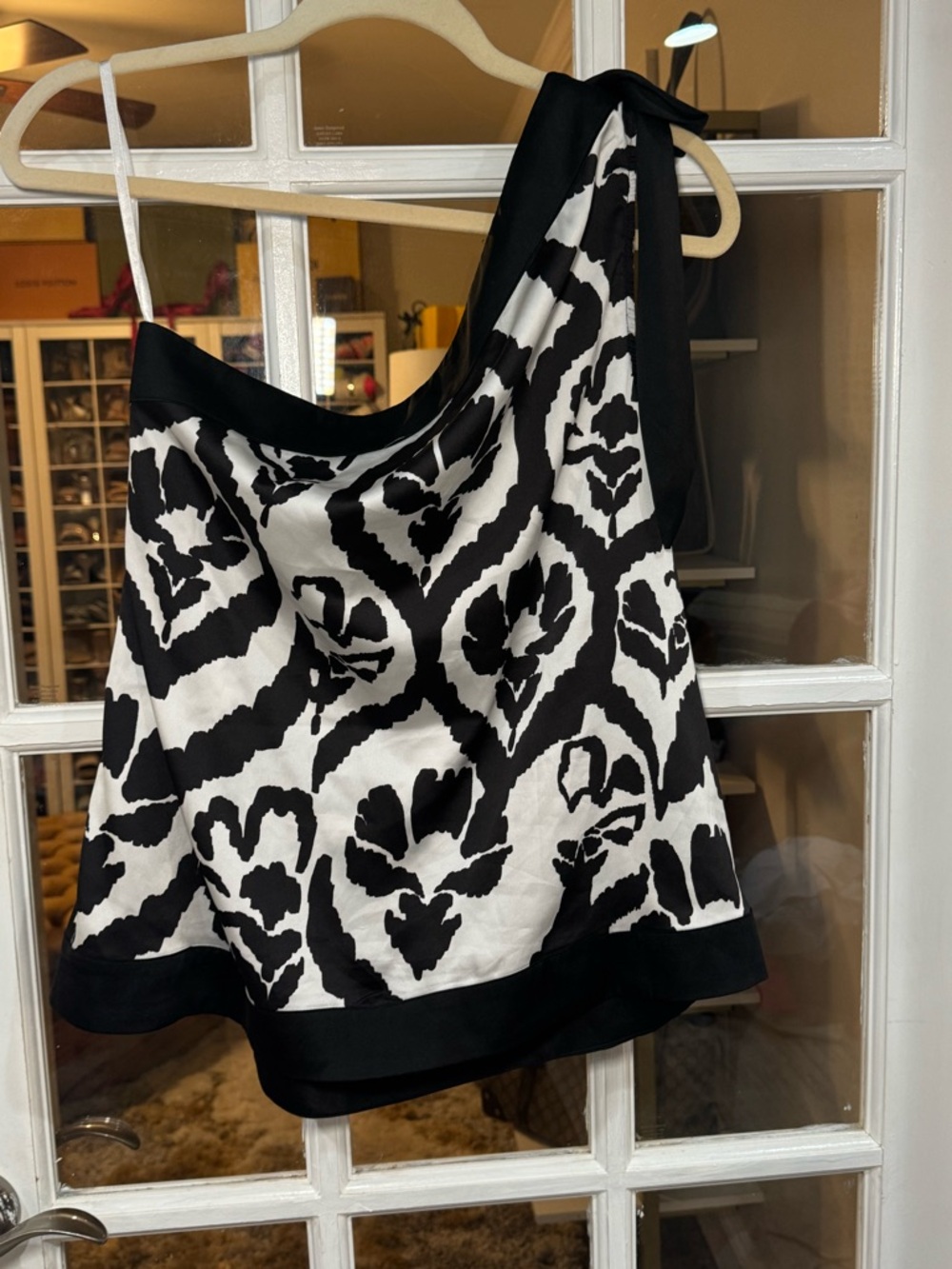 🖤🤍 White House Black Market Black and White One-Shoulder Floral Top Satin - Picture 9 of 9